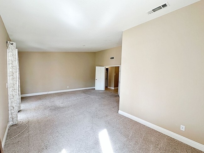 Building Photo - Green Valley Luxury Single Story: Pool, Putting Green, 4 Bedrooms, SOLAR!