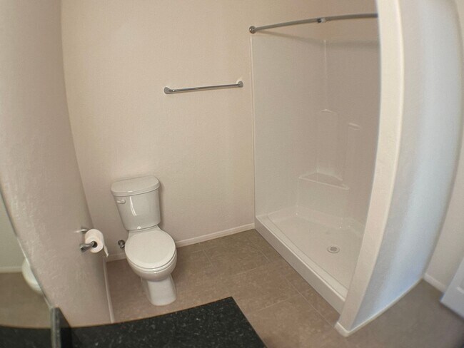 Building Photo - MOVE IN READY! Top-Floor Condo in the Hear...