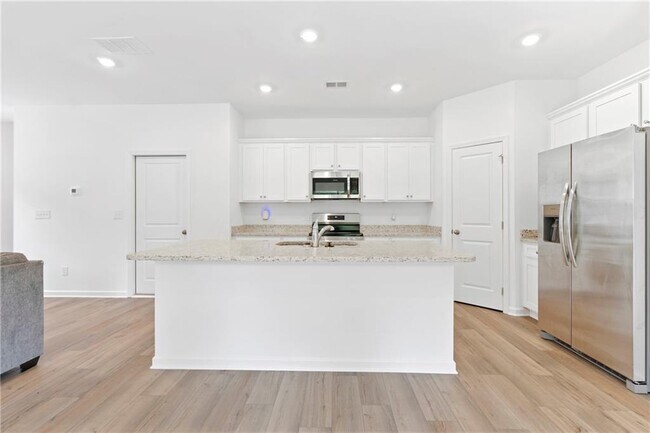 Building Photo - 828 Evergreen Rd