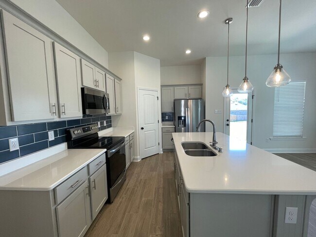 Building Photo - 3 Bedroom, 2 bathroom in Twin Beech Estate...