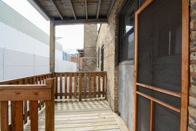 Building Photo - 822 W Waveland Ave