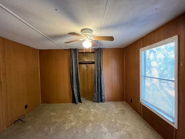 Building Photo - 2 bedrooms, 1.5 baths located on a Private...