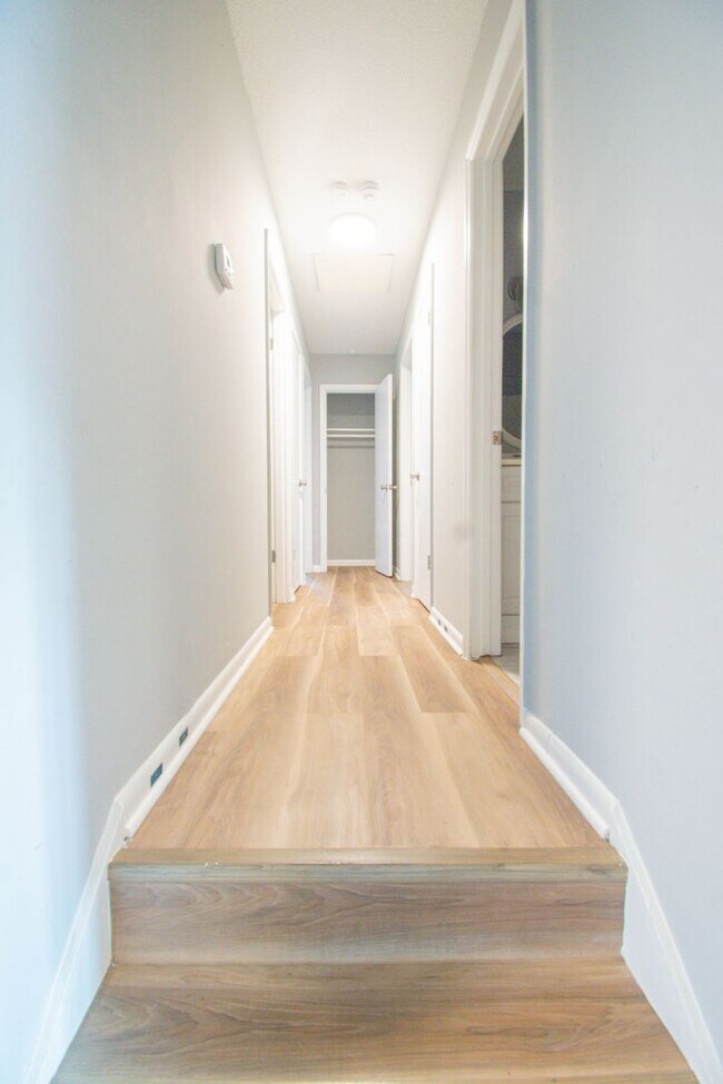 Building Photo - 3 Bedroom 2 Bathroom-Modern Upgrades