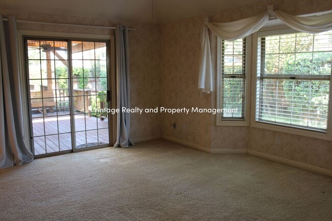 Building Photo - Top Of The Line Big 2/3 Bedroom Single Story Home Ready to Go!!!