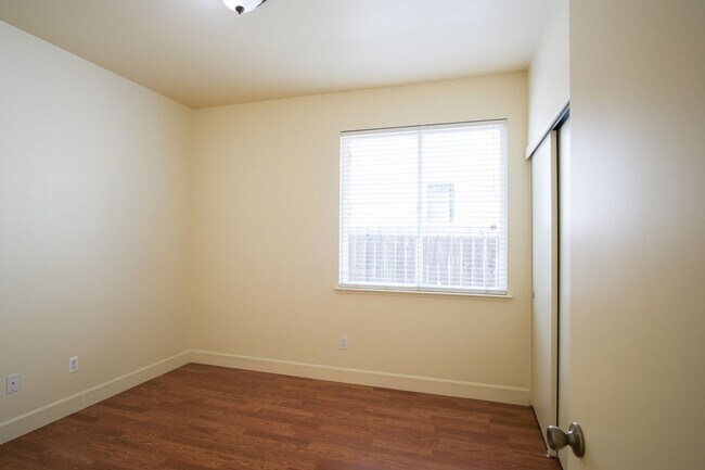 Building Photo - 3 Bedroom 2 bath!