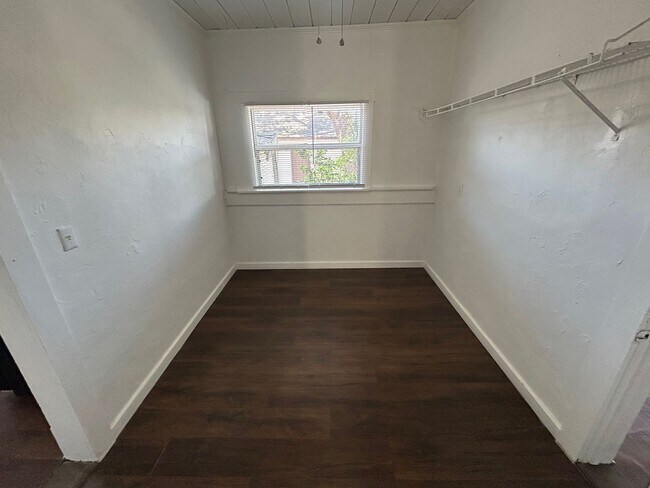Building Photo - 528 5th Ave W