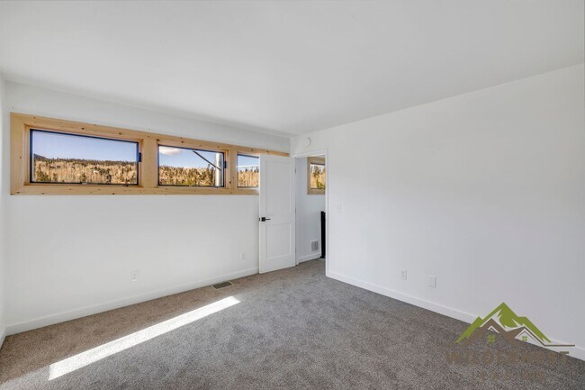 Building Photo - Fully Updated 3 Bedroom/ 3 Bath Peaceful C...