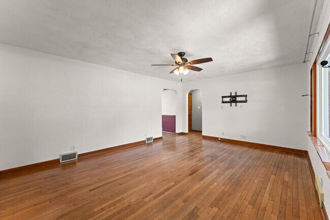 Building Photo - 511 W Commercial Ave