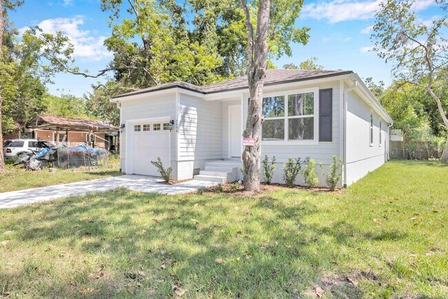Building Photo - 5460 Amazon Ave