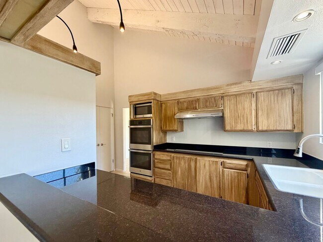 Building Photo - 34983 Mission Hills Dr