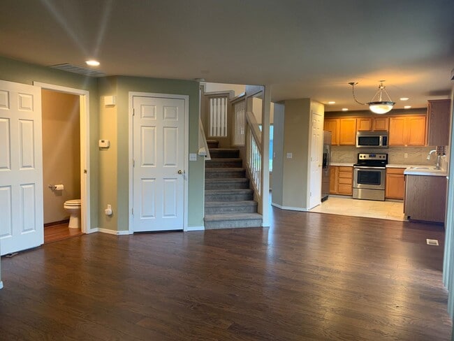 Building Photo - Great 3BD 2.5BA Fisher's Landing! Large Fe...