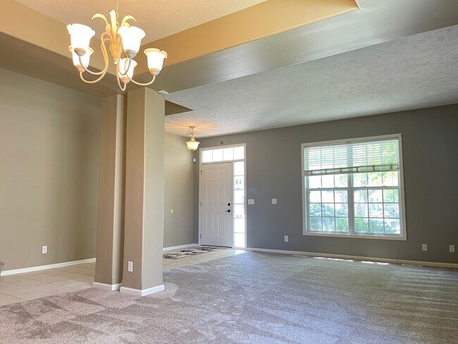 Building Photo - Move-in special. Beautiful 4 bed 2.5 bath 3000+sq ft