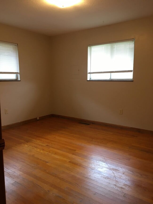 Building Photo - 2 Bedroom Brick Home in Belpre!