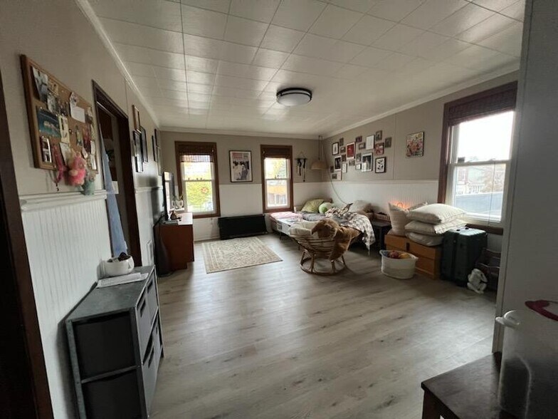 Building Photo - 915 W 5th St