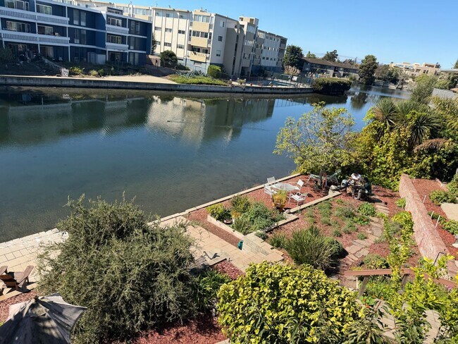 Building Photo - Spacious Apartments in the Desirable Bronze Coast Neighborhood
