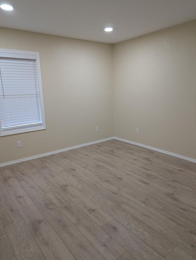 Building Photo - 2 Bedroom 1 Bath- Home