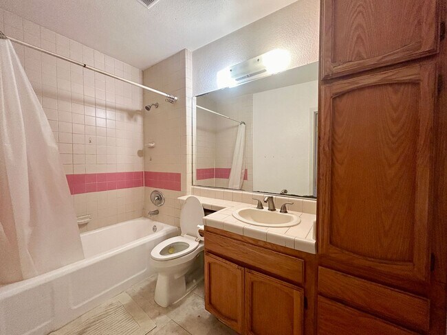 Building Photo - Spacious Beach House in South Oceanside