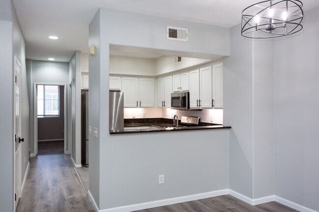 Building Photo - Beautiful Townhome in the heart of East Lake!