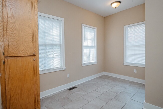 Building Photo - Renovated 2 Bed 2 Bath Charleston Victorian Home