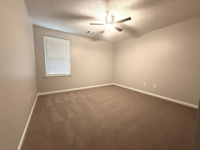 Building Photo - Renovated  3 Bed 3.5 Bath Town Home