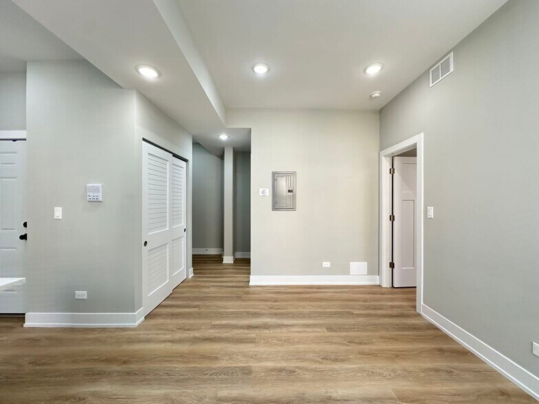 Building Photo - 437 W Belden Ave