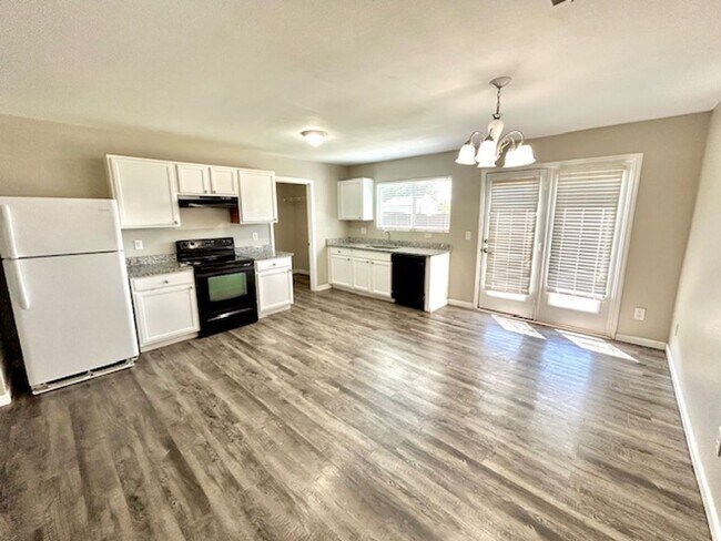 Building Photo - 228 Dormont Dr NE