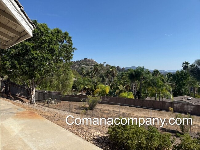 Building Photo - Gorgeous, spacious 3BR/2BA w views, yard, ...