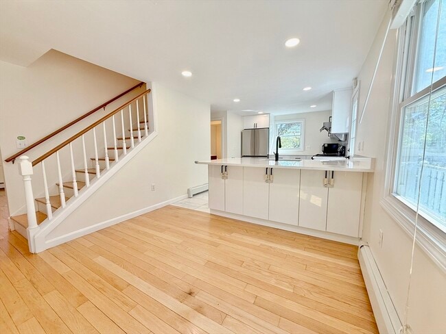 Building Photo - 6 Larch St