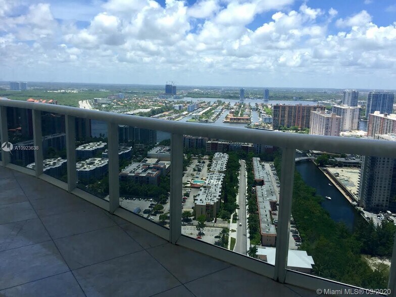Building Photo - 17201 Collins Ave
