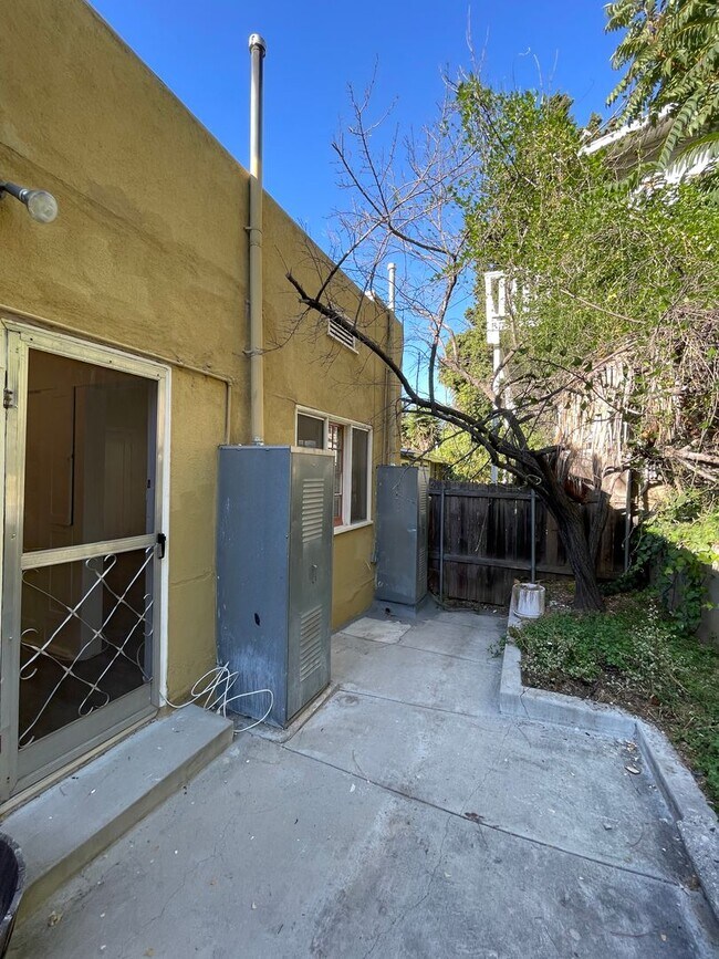 Building Photo - ECHO PARK studio ready to move in!!! Locat...