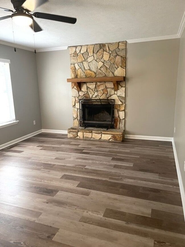 Building Photo - Available NOW – Renovated 3 Bedroom, 2 Bat...