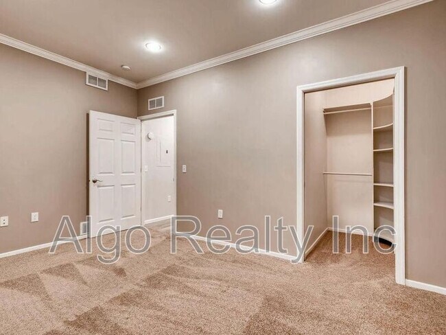 Building Photo - 2412 Harriet Ave
