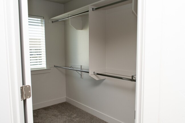 Building Photo - 418-1580 1580 E