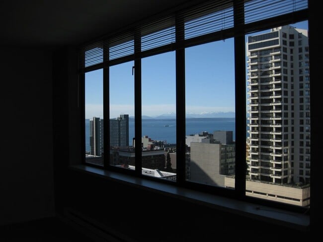 Building Photo - Beautiful bright One Bedroom Condo With St...
