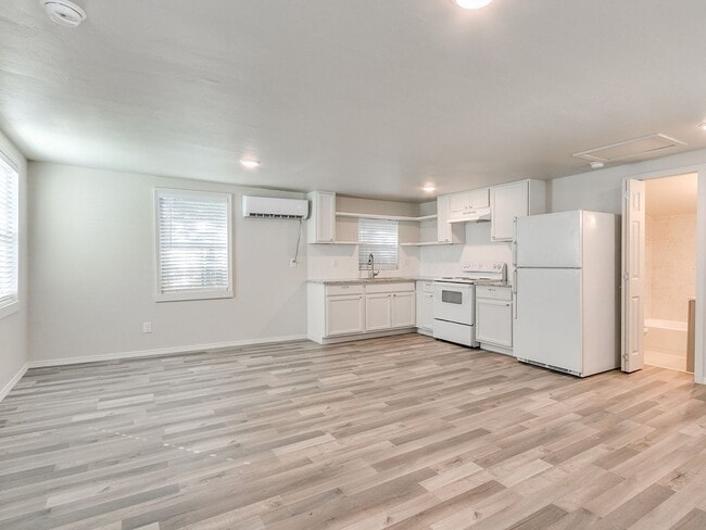 Building Photo - Newly renovated efficancy with fenced yard.