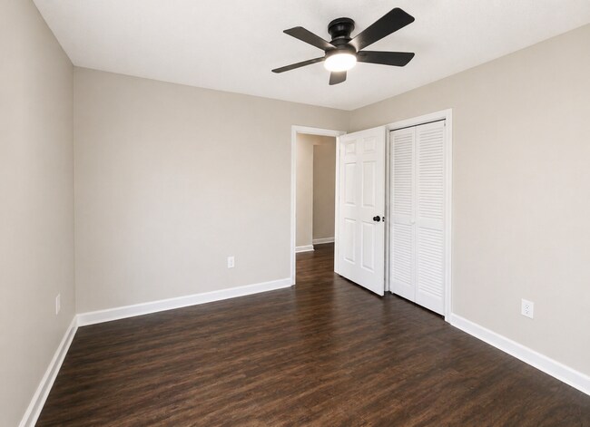 Building Photo - 2707 Little River Dr