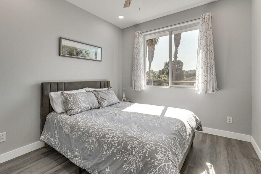 Building Photo - 2022 Avenida Del Diablo