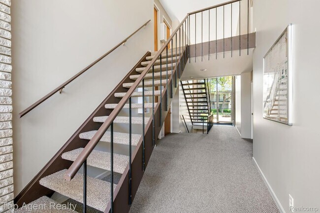 Building Photo - 8657 Kennedy Cir N