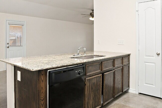Building Photo - "Spacious 3-Bedroom Duplex with Granite Elegance in Prime Killeen Location!"