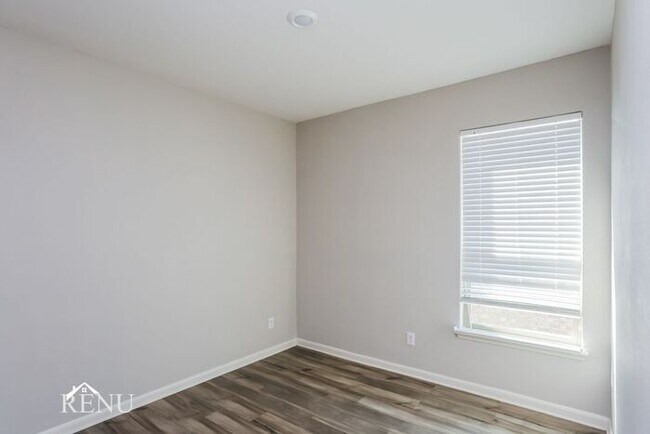 Building Photo - 1923 Hialeah Dr