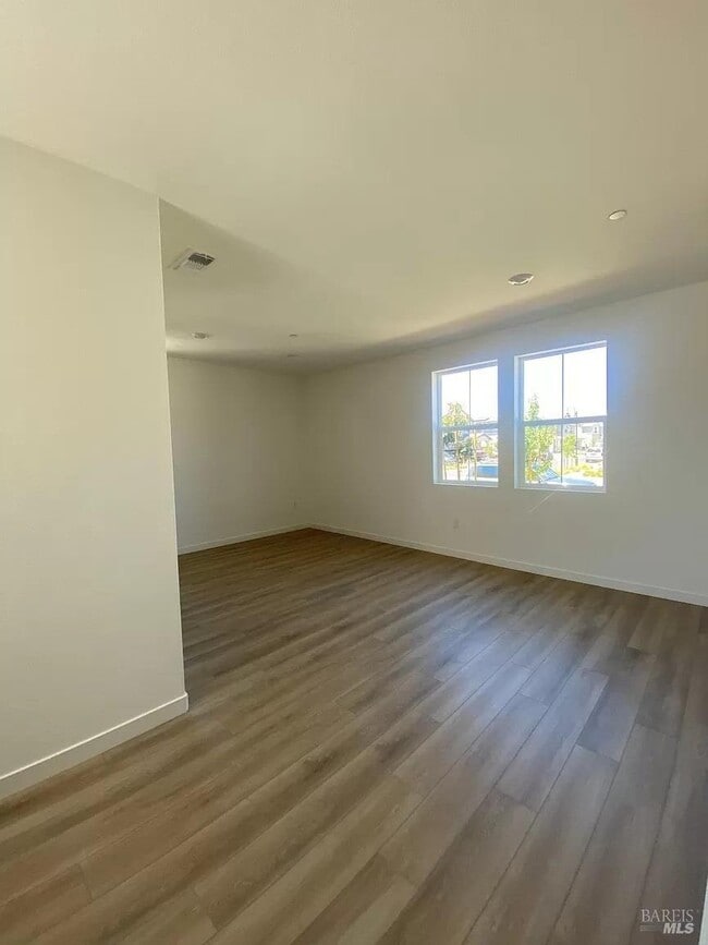 Building Photo - 2408 Lake Club Dr