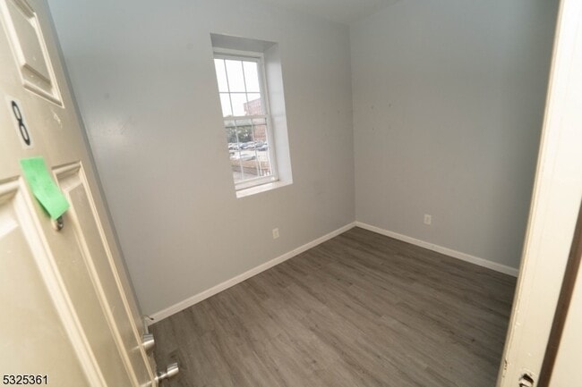 Building Photo - 331 Straight St