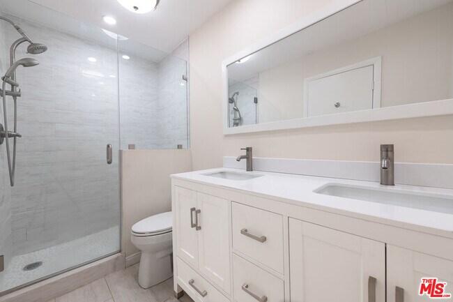 Building Photo - 532 N Rossmore Ave