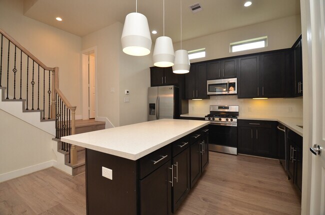 Building Photo - 2616 Riverside Dr