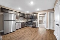 Building Photo - Foxridge Townhome - Limited Time Special: ...