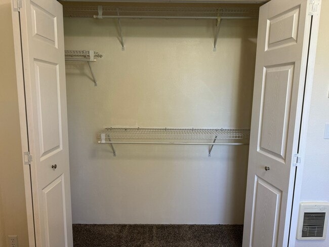 Building Photo - 4 bedroom 1.5 bathroom duplex