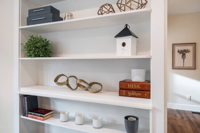 Building Photo - 2bd/1ba Seattle Home