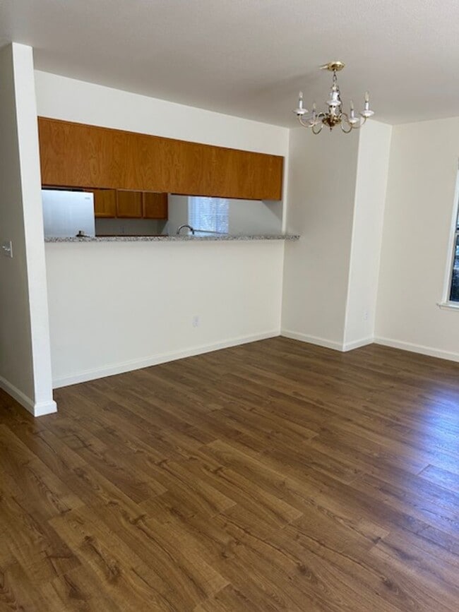 Building Photo - Beautiful 2 Bedroom Townhome Available Now!
