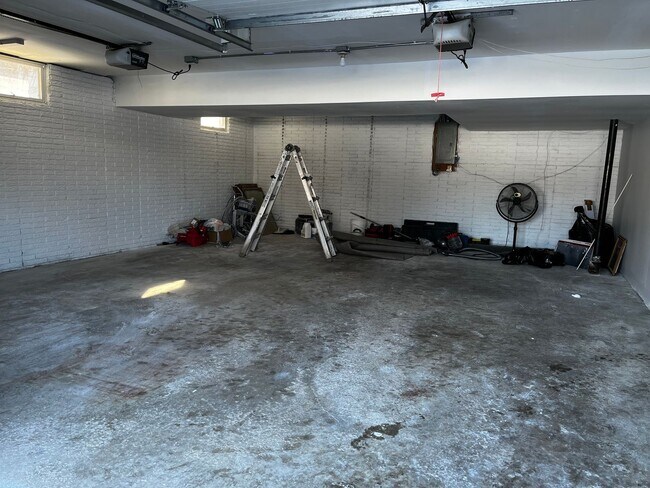 Building Photo - 3 Bed/3 Bath with Fenced in Yard!