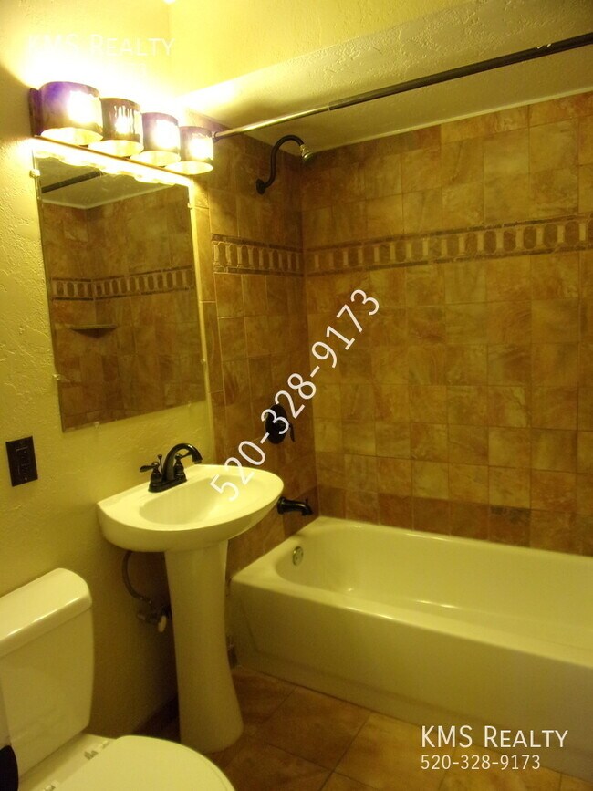 Building Photo - 5625 S Irving Dr